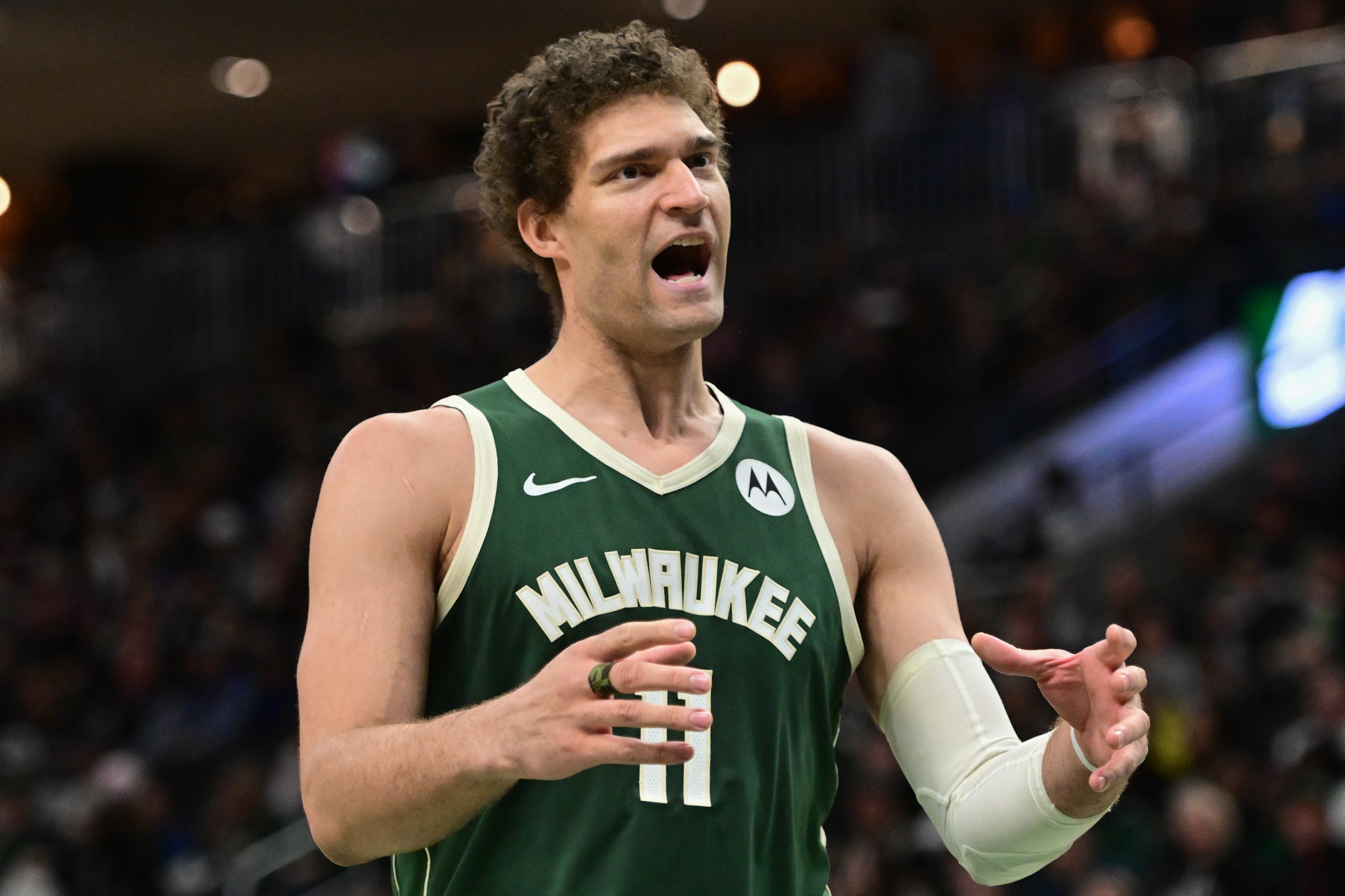 11月14日讯：NBA常规赛！今天，雄鹿在一场激烈的比赛中以127比120战胜活塞。